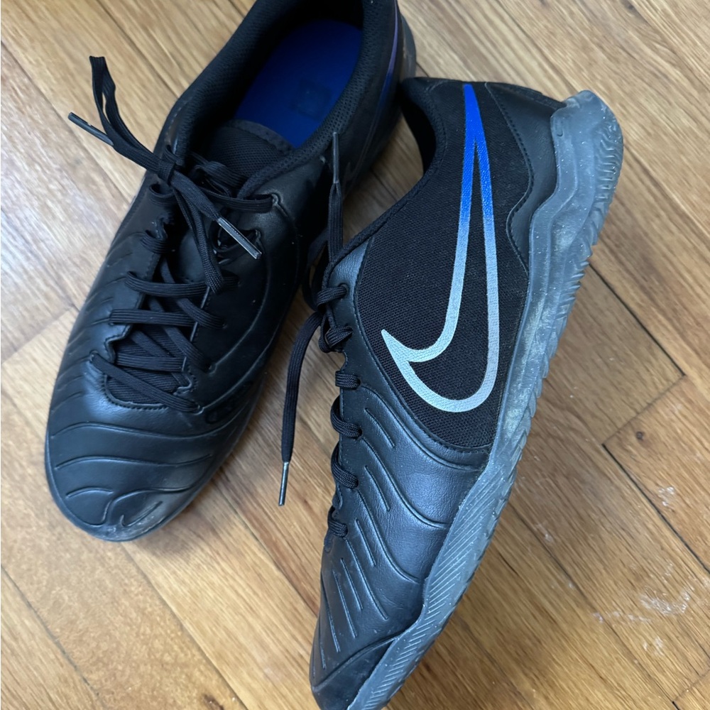 Nike Men’s Jr. Tiempo Legend 10 Club Indoor/Court soccer shoes - size 11